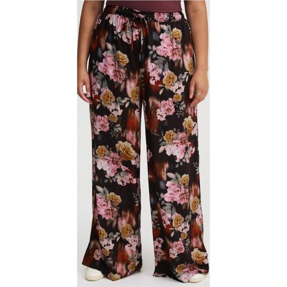 Torrid 2 🫐 Floral Wide-Leg Pants - Picture 2 of 8
